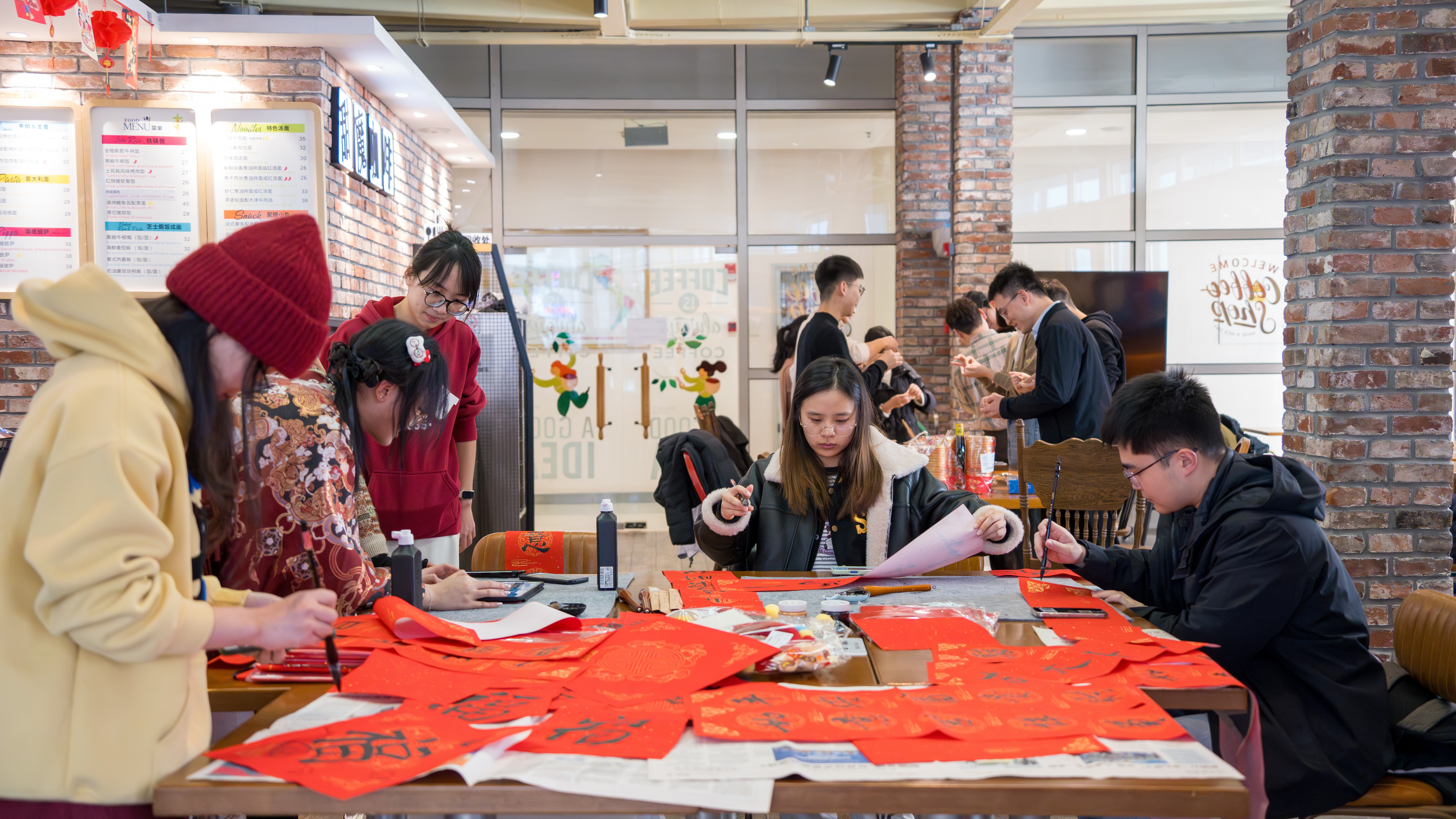 1772439926525564.jpg 写春联群像2.jpg