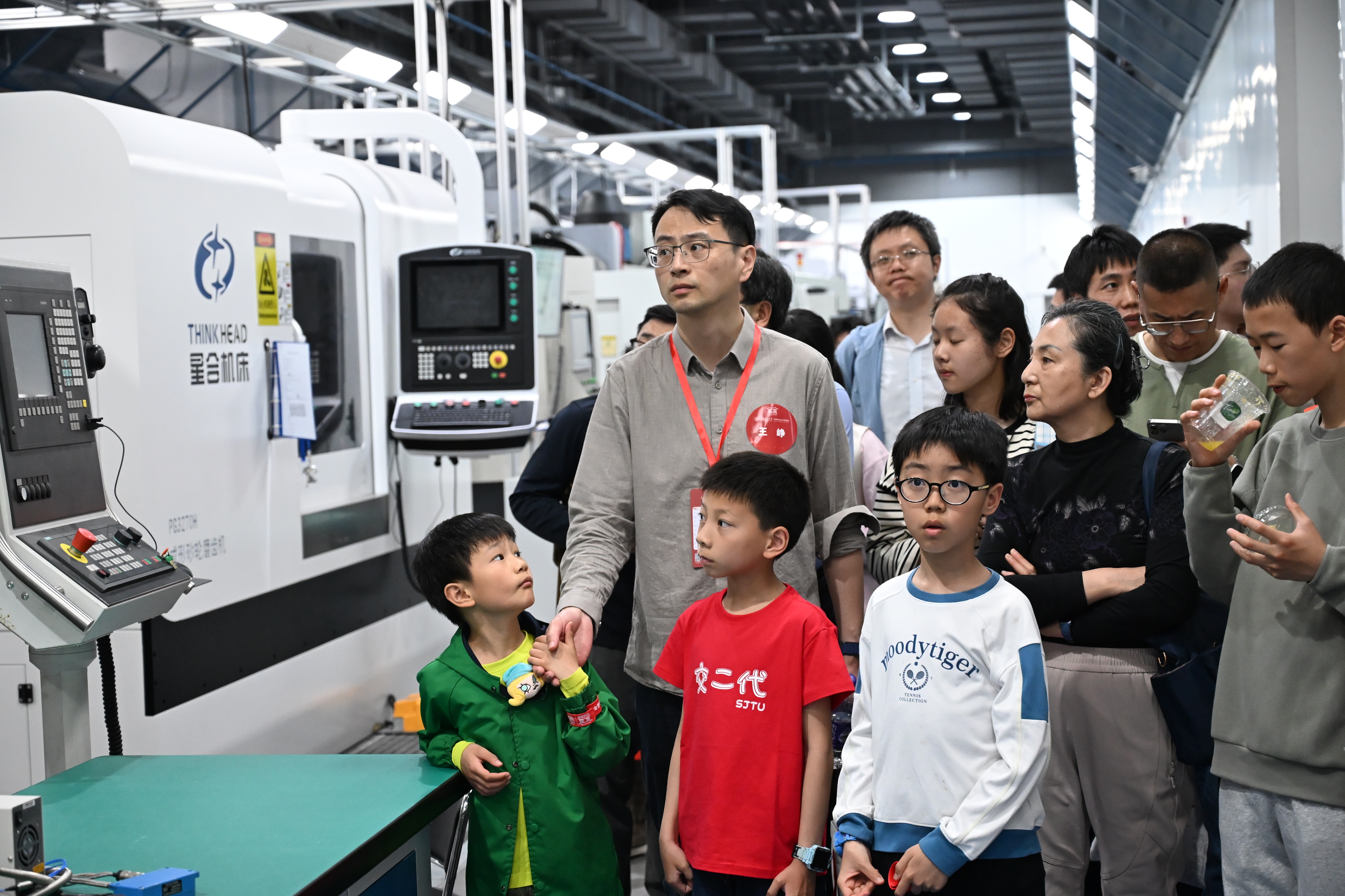 1775782486975588.jpg 学院B楼参观-工业母机_副本.jpg