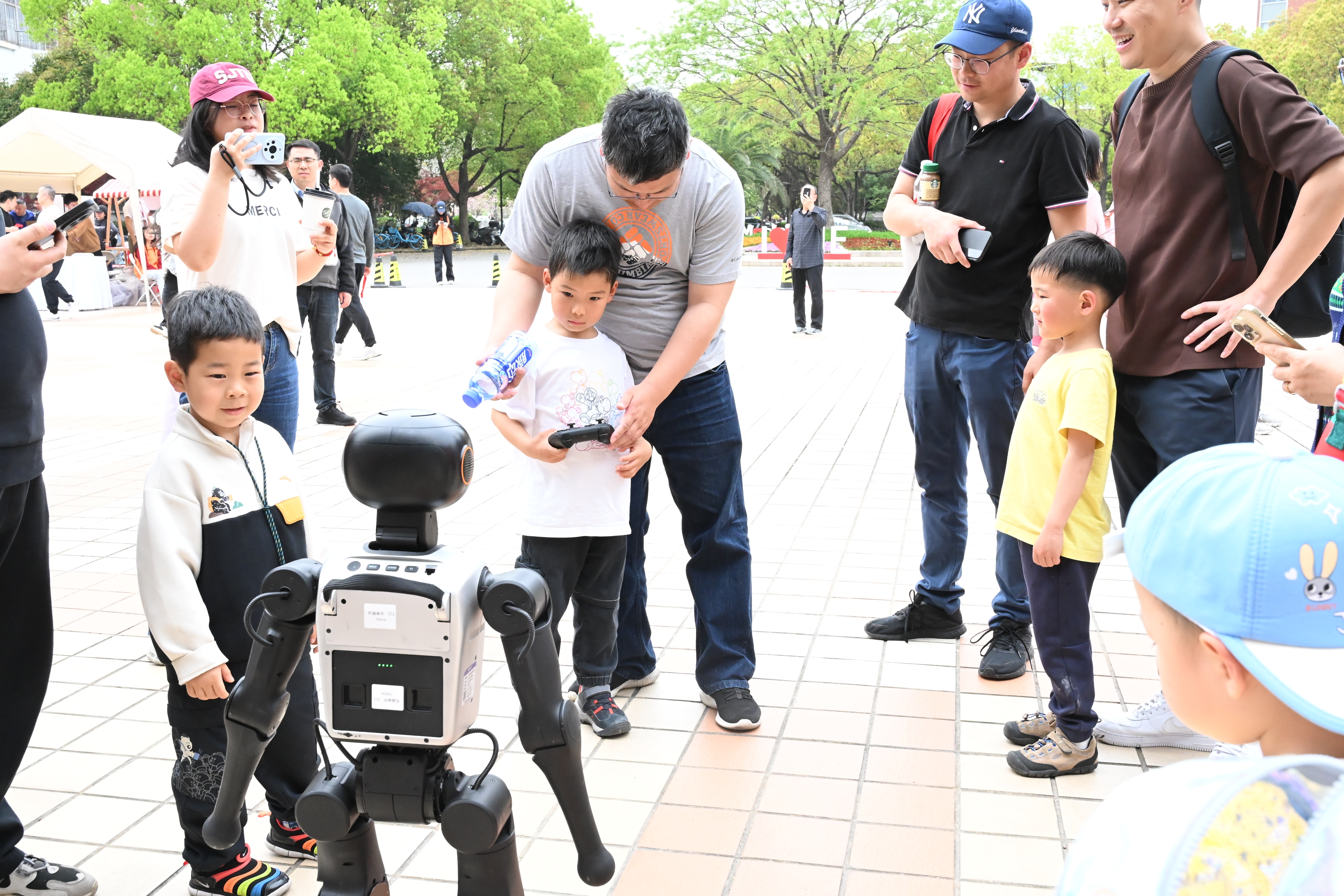 1775782628266564.jpg 交二代嘉年华-特写5-机器人群像_副本.jpg