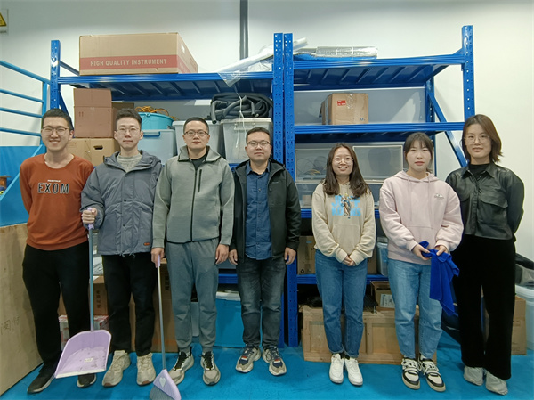 图3 工热所董威老师课题组学生党员清扫太阳成集团tyc9728C楼152实验室合影.jpg