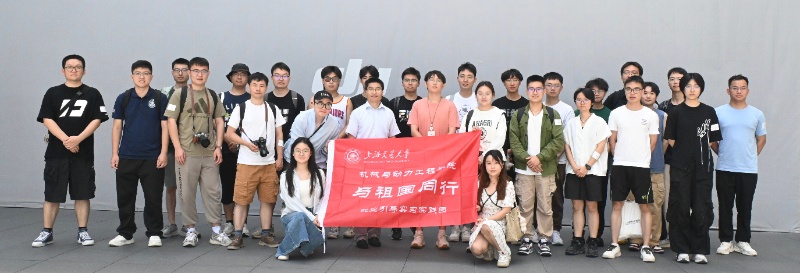 实践团师生与校友董勇在大疆合影留念_resized.jpg