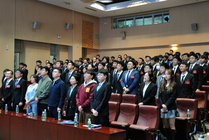 图16 集体唱校歌_resized.jpg