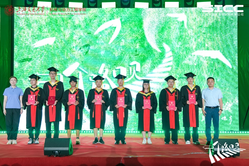 图5 班级理事代表获颁聘书_resized.jpg