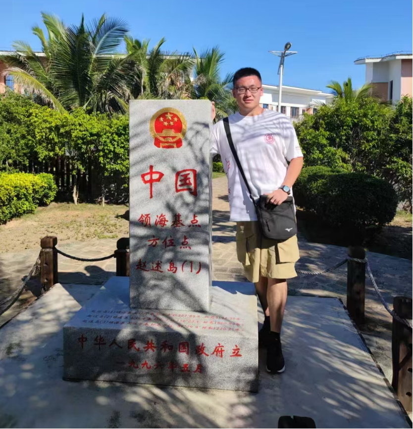 图1 邵昭在西沙岛礁调研.png