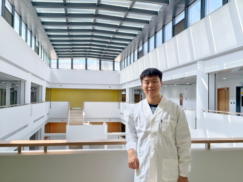 杜飞宏在实验室走廊_resized.jpg